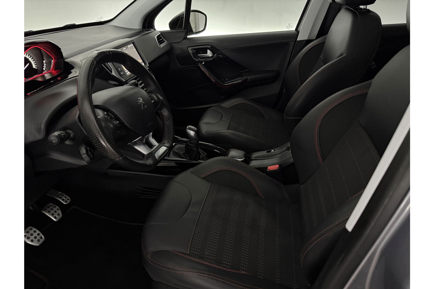 Peugeot 2008 1.2 110PK PureTech GT-Line Sfeerverl. Camera Carplay LED Pano Trekhaak Clima Cruise Navi PDC 17''LMV