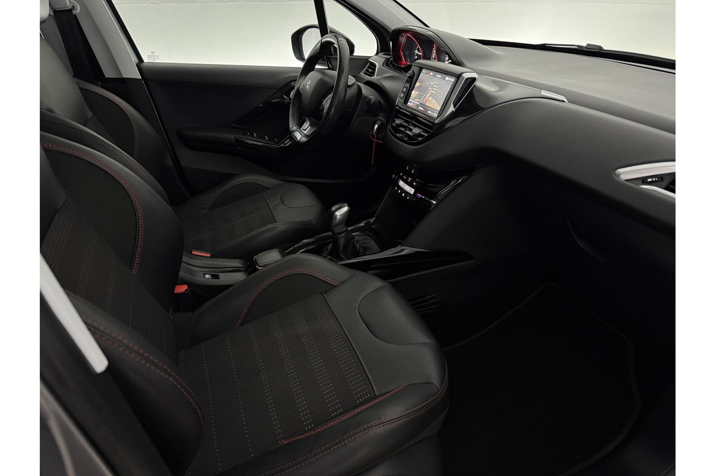 Peugeot 2008 1.2 110PK PureTech GT-Line Sfeerverl. Camera Carplay LED Pano Trekhaak Clima Cruise Navi PDC 17''LMV