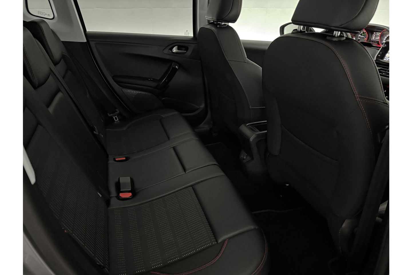 Peugeot 2008 1.2 110PK PureTech GT-Line Sfeerverl. Camera Carplay LED Pano Trekhaak Clima Cruise Navi PDC 17''LMV