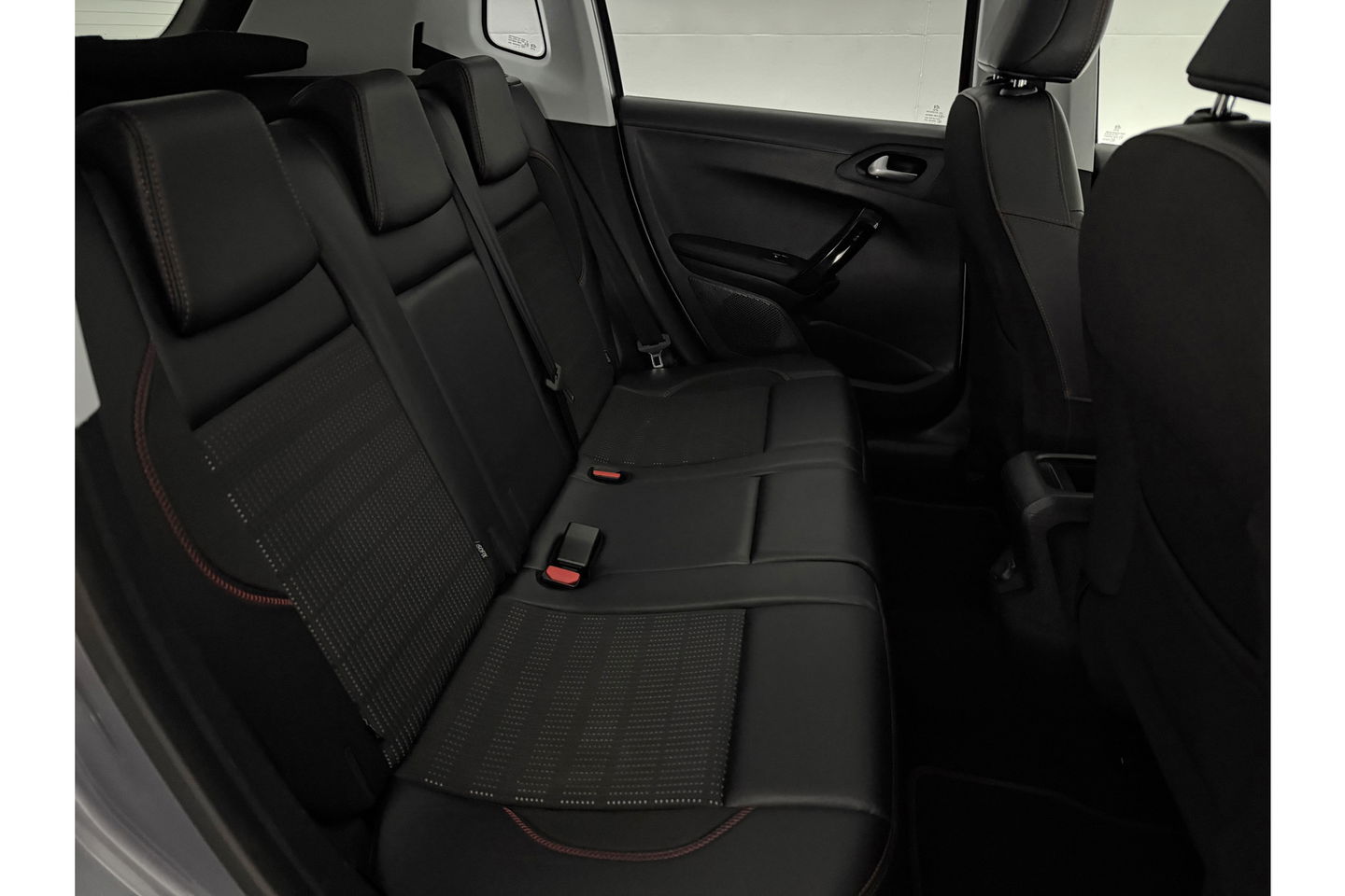 Peugeot 2008 1.2 110PK PureTech GT-Line Sfeerverl. Camera Carplay LED Pano Trekhaak Clima Cruise Navi PDC 17''LMV