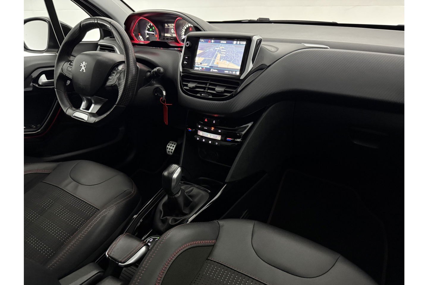 Peugeot 2008 1.2 110PK PureTech GT-Line Sfeerverl. Camera Carplay LED Pano Trekhaak Clima Cruise Navi PDC 17''LMV