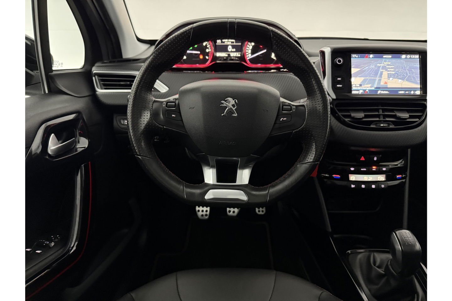 Peugeot 2008 1.2 110PK PureTech GT-Line Sfeerverl. Camera Carplay LED Pano Trekhaak Clima Cruise Navi PDC 17''LMV