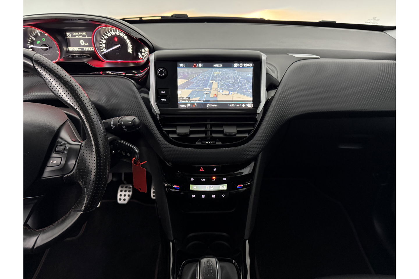 Peugeot 2008 1.2 110PK PureTech GT-Line Sfeerverl. Camera Carplay LED Pano Trekhaak Clima Cruise Navi PDC 17''LMV