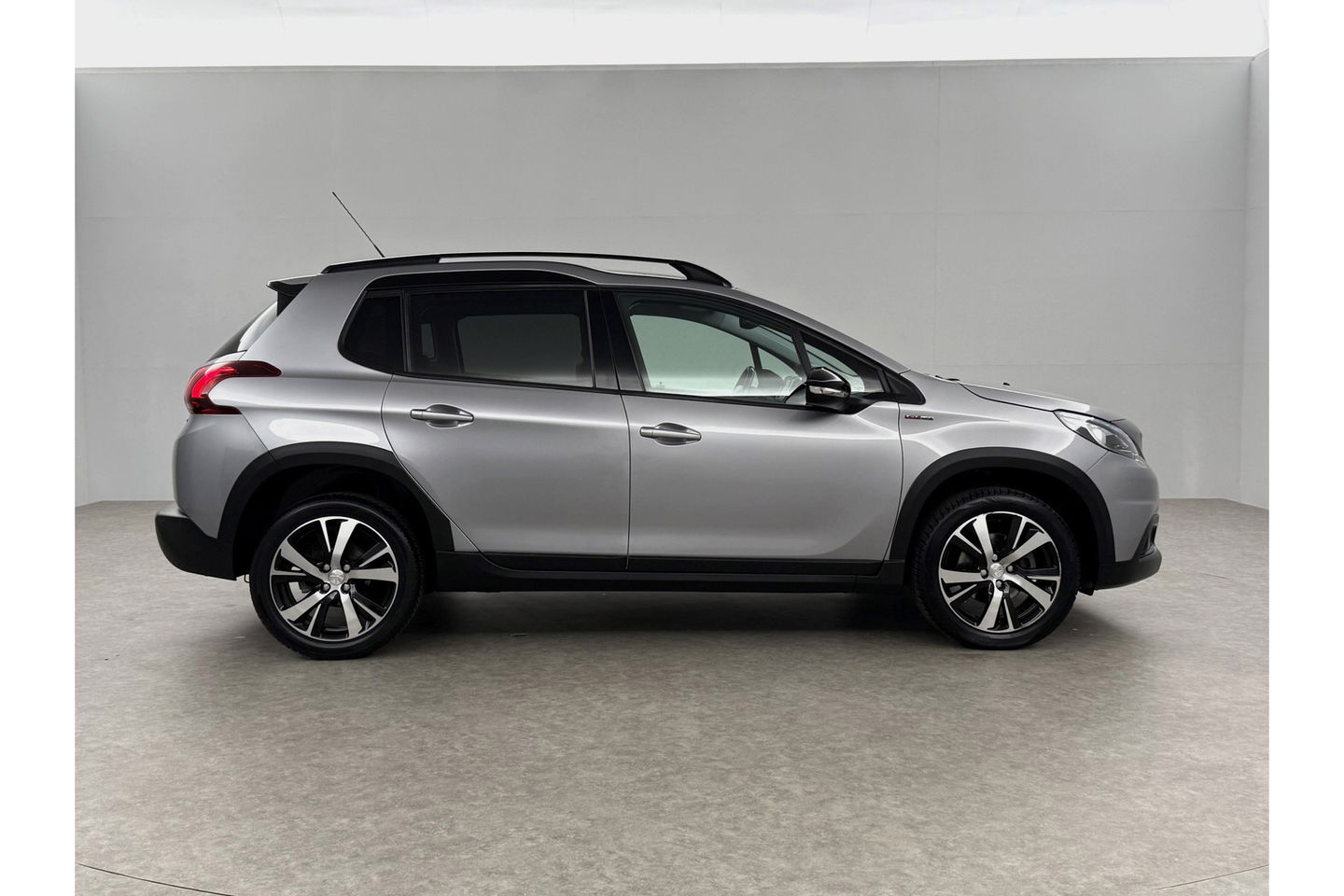 Peugeot 2008 1.2 110PK PureTech GT-Line Sfeerverl. Camera Carplay LED Pano Trekhaak Clima Cruise Navi PDC 17''LMV