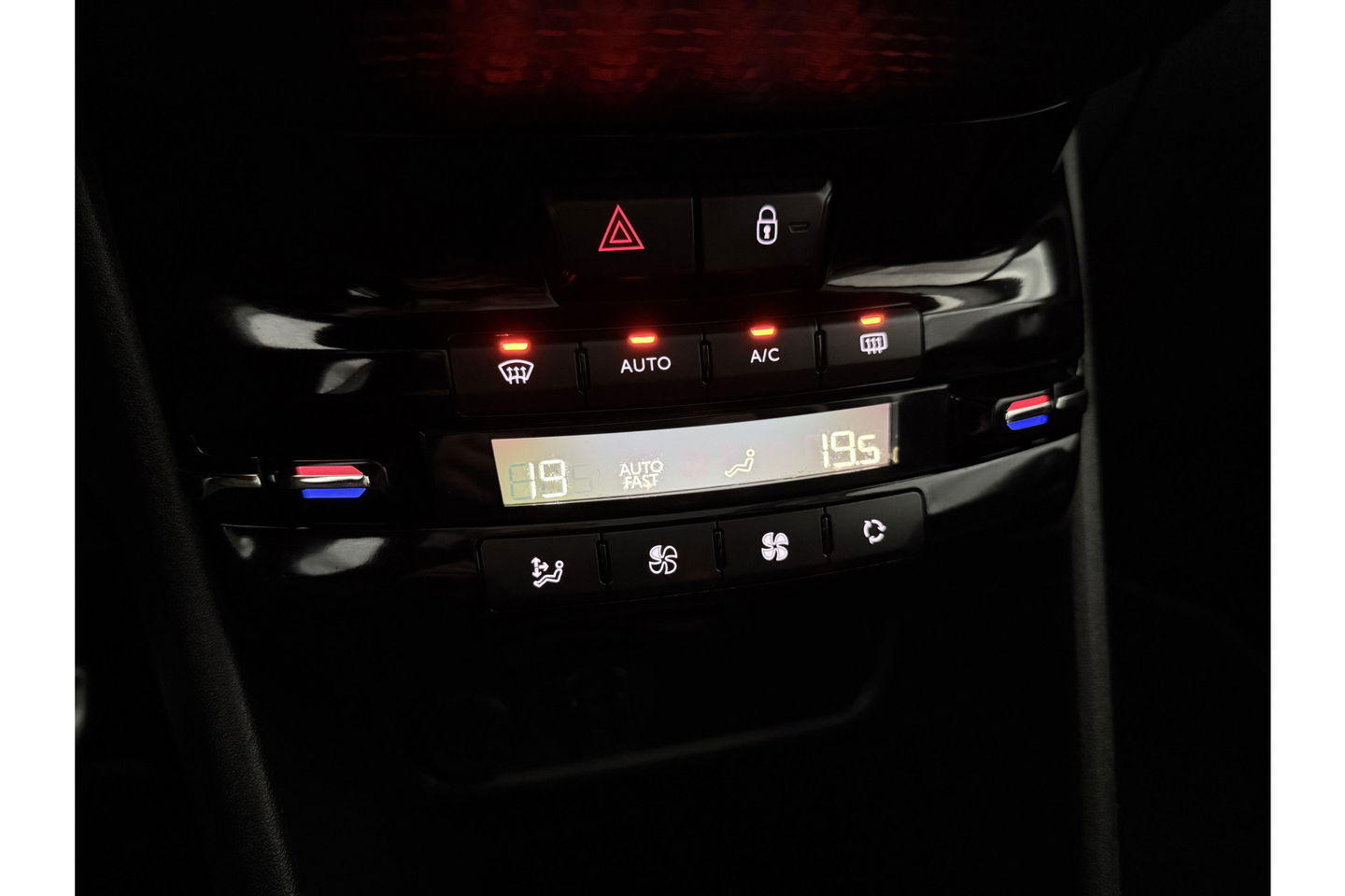 Peugeot 2008 1.2 110PK PureTech GT-Line Sfeerverl. Camera Carplay LED Pano Trekhaak Clima Cruise Navi PDC 17''LMV