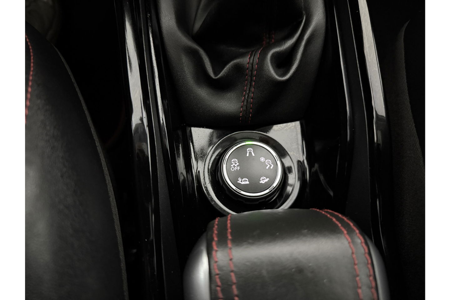Peugeot 2008 1.2 110PK PureTech GT-Line Sfeerverl. Camera Carplay LED Pano Trekhaak Clima Cruise Navi PDC 17''LMV