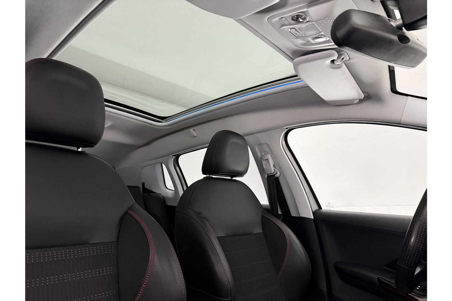 Peugeot 2008 1.2 110PK PureTech GT-Line Sfeerverl. Camera Carplay LED Pano Trekhaak Clima Cruise Navi PDC 17''LMV