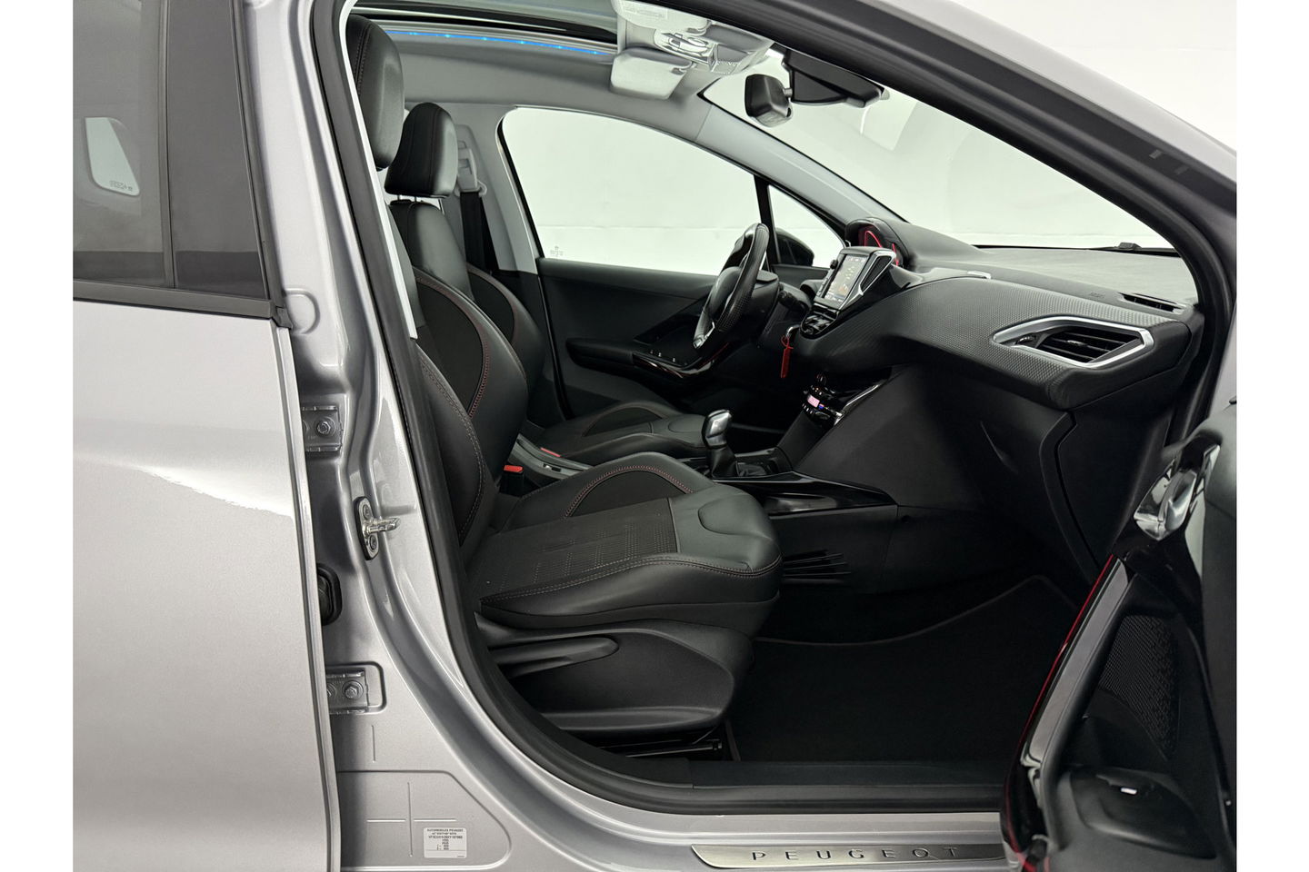 Peugeot 2008 1.2 110PK PureTech GT-Line Sfeerverl. Camera Carplay LED Pano Trekhaak Clima Cruise Navi PDC 17''LMV