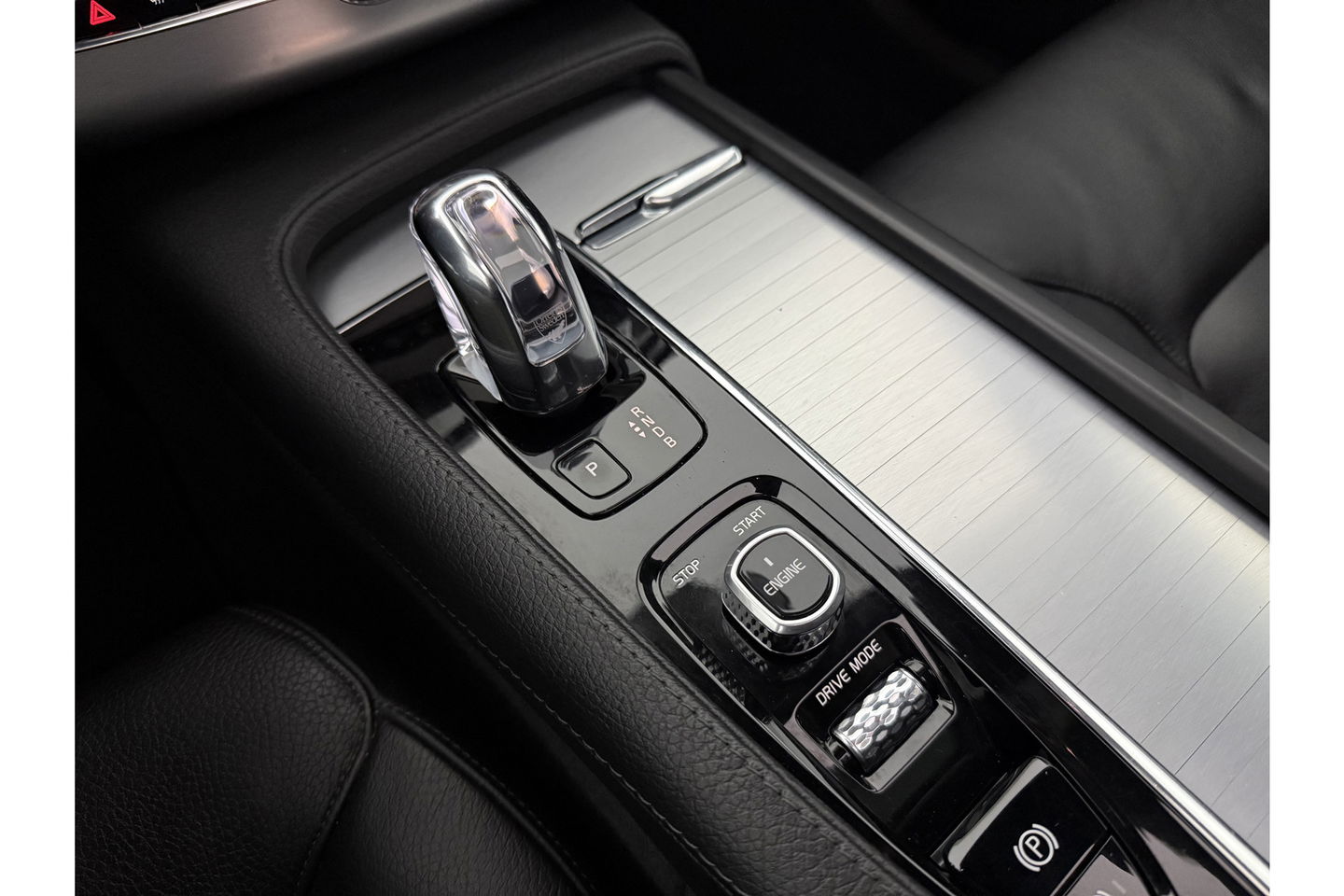 Volvo XC90 2.0 T8 Twin Engine AWD Inscription 7P 358PK Pano Trekhaak Carplay LED Virtual Camera Clima Cruise Navi PDC 21''LMV