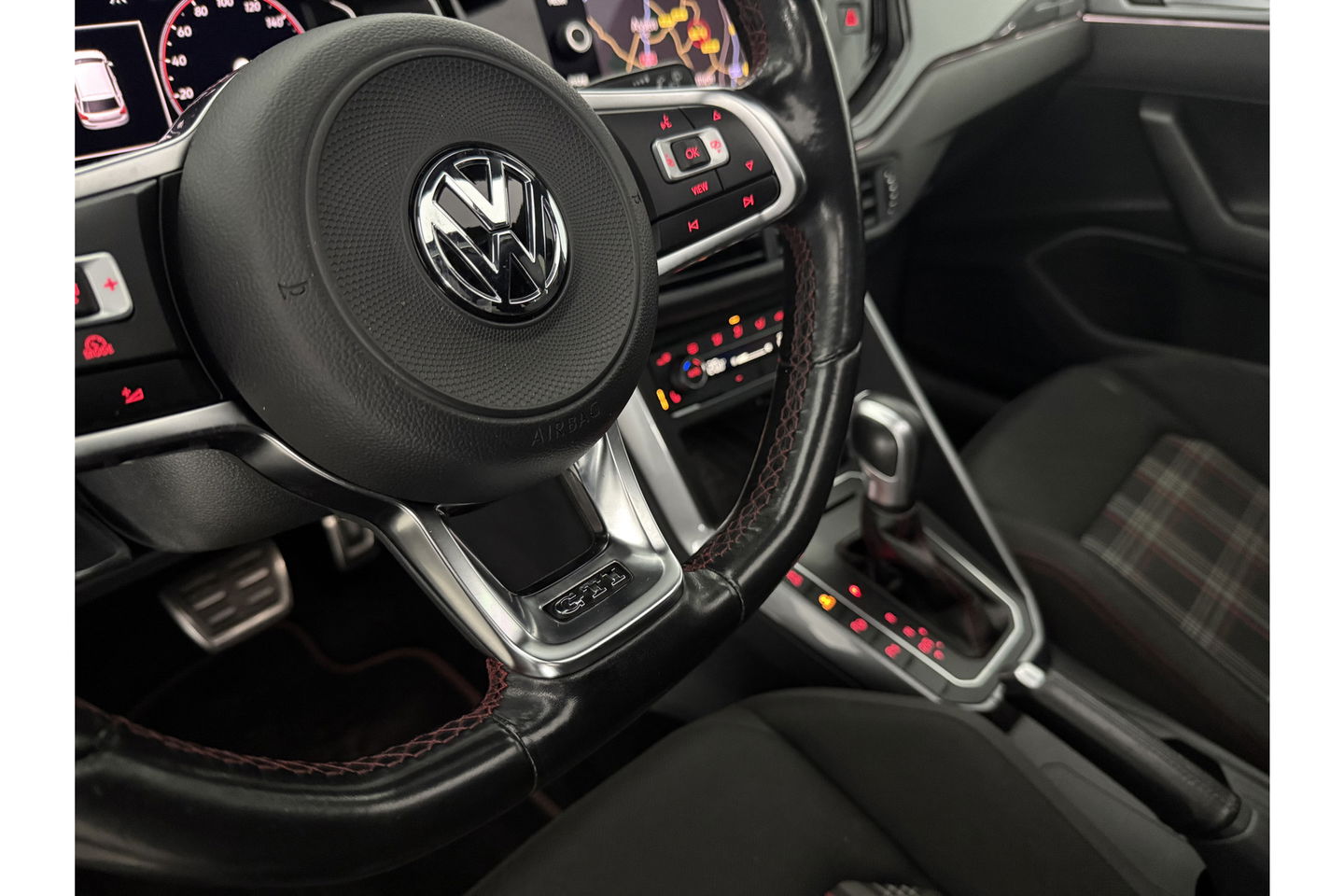Volkswagen Polo 2.0 TSI GTI | beats-audio | 200PK Pano LED DSG Virtual Camera Carplay Clima Cruise Navi PDC 18''LMV