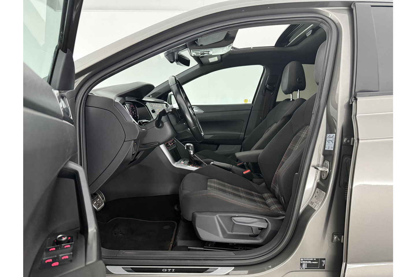 Volkswagen Polo 2.0 TSI GTI | beats-audio | 200PK Pano LED DSG Virtual Camera Carplay Clima Cruise Navi PDC 18''LMV
