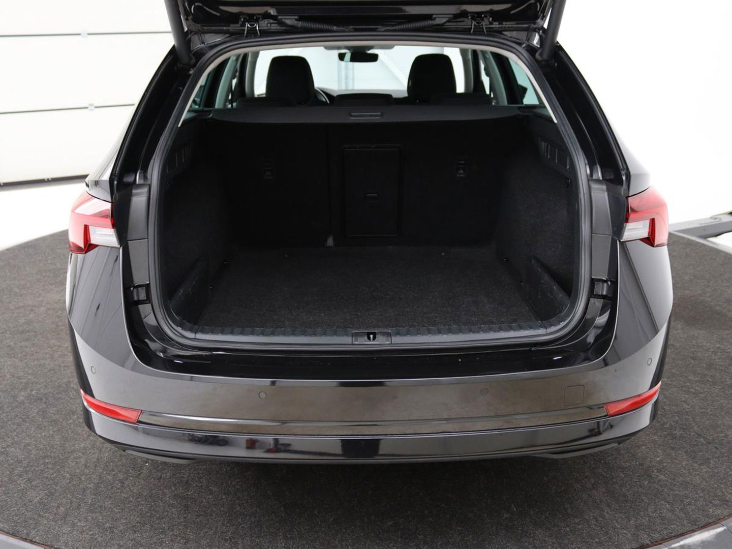 Škoda Octavia Combi 1.0 e-TSI Business Edition Plus | Apple Carplay | Cruise Control Adaptief | Navi | Sfeerverlichting |  Dodehoek Detectie | Stoelverwarming