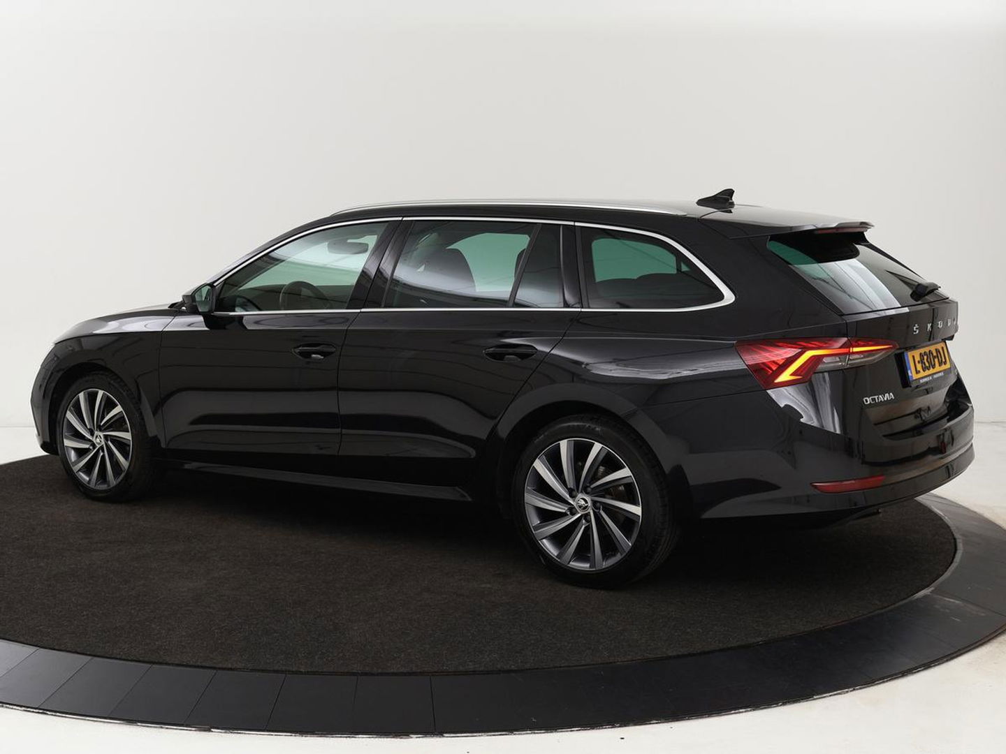 Škoda Octavia Combi 1.0 e-TSI Business Edition Plus | Apple Carplay | Cruise Control Adaptief | Navi | Sfeerverlichting |  Dodehoek Detectie | Stoelverwarming