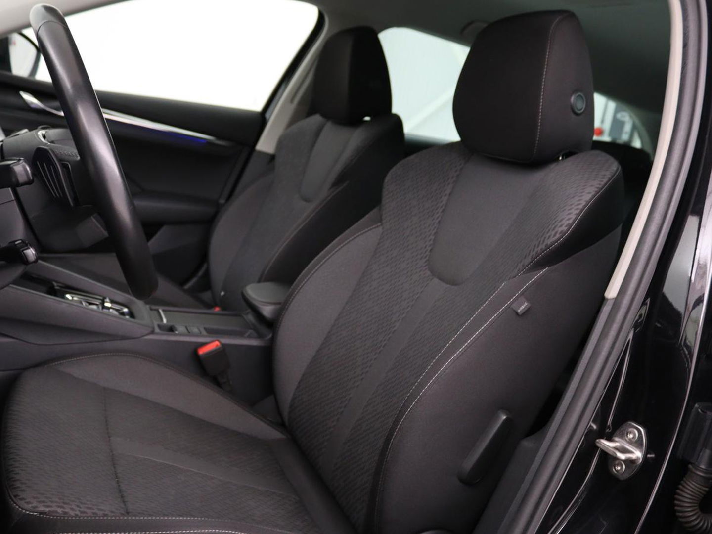 Škoda Octavia Combi 1.0 e-TSI Business Edition Plus | Apple Carplay | Cruise Control Adaptief | Navi | Sfeerverlichting |  Dodehoek Detectie | Stoelverwarming
