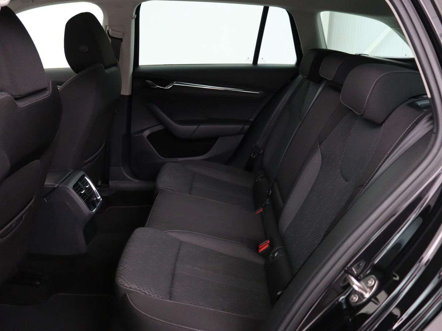 Škoda Octavia Combi 1.0 e-TSI Business Edition Plus | Apple Carplay | Cruise Control Adaptief | Navi | Sfeerverlichting |  Dodehoek Detectie | Stoelverwarming