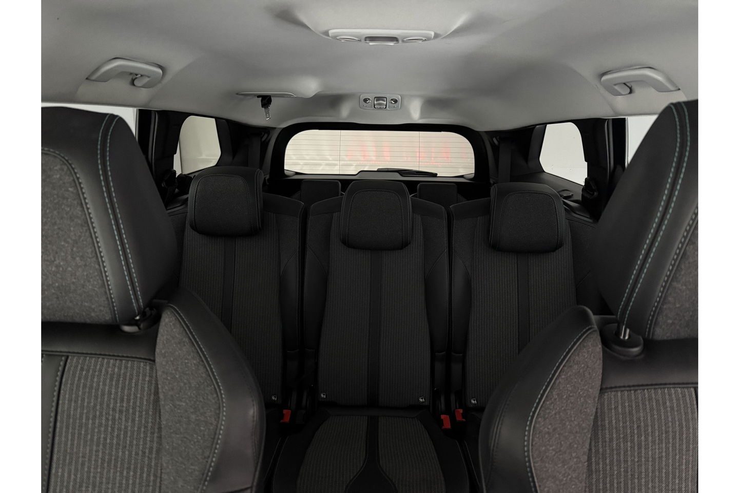 Peugeot 5008 1.2 PureTech Allure Pack | 7 Persoons | LED Trekhaak Sfeer Virtual 360Camera Carplay Clima Cruise Navi PDC 18''LMV