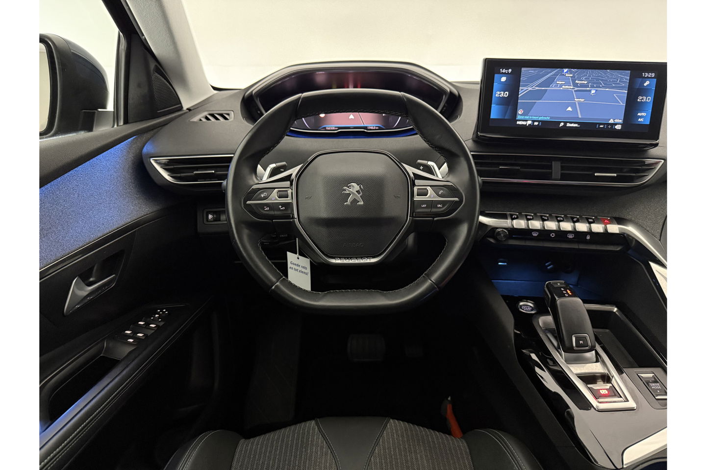 Peugeot 5008 1.2 PureTech Allure Pack | 7 Persoons | LED Trekhaak Sfeer Virtual 360Camera Carplay Clima Cruise Navi PDC 18''LMV