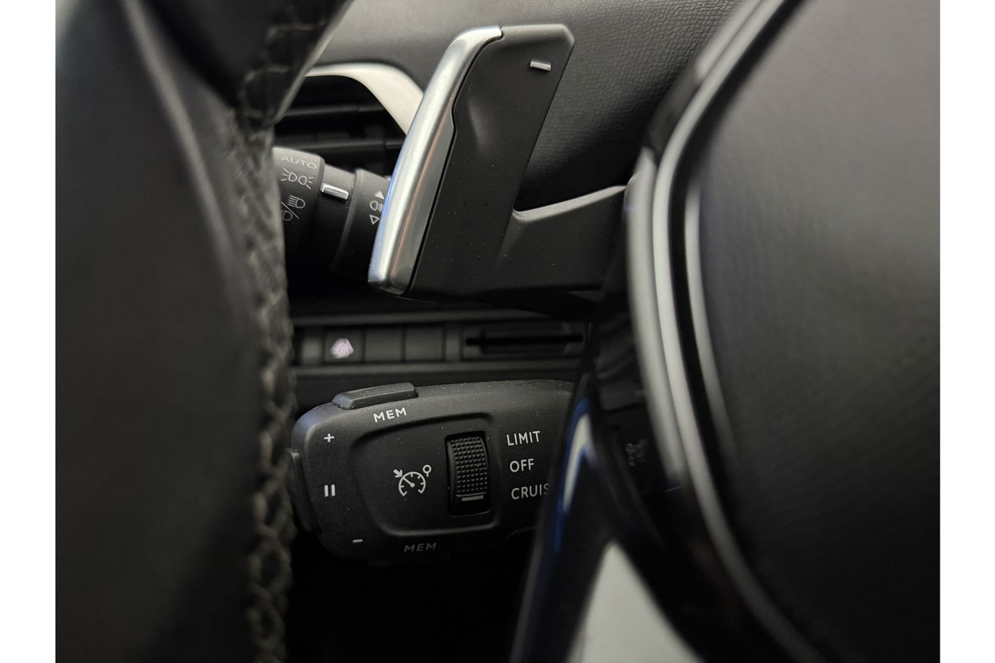 Peugeot 5008 1.2 PureTech Allure Pack | 7 Persoons | LED Trekhaak Sfeer Virtual 360Camera Carplay Clima Cruise Navi PDC 18''LMV