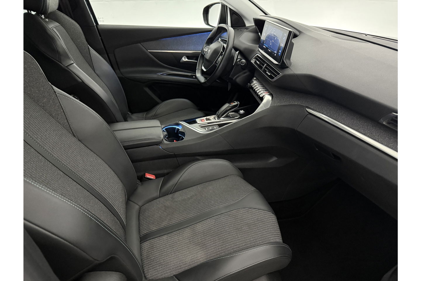 Peugeot 5008 1.2 PureTech Allure Pack | 7 Persoons | LED Trekhaak Sfeer Virtual 360Camera Carplay Clima Cruise Navi PDC 18''LMV
