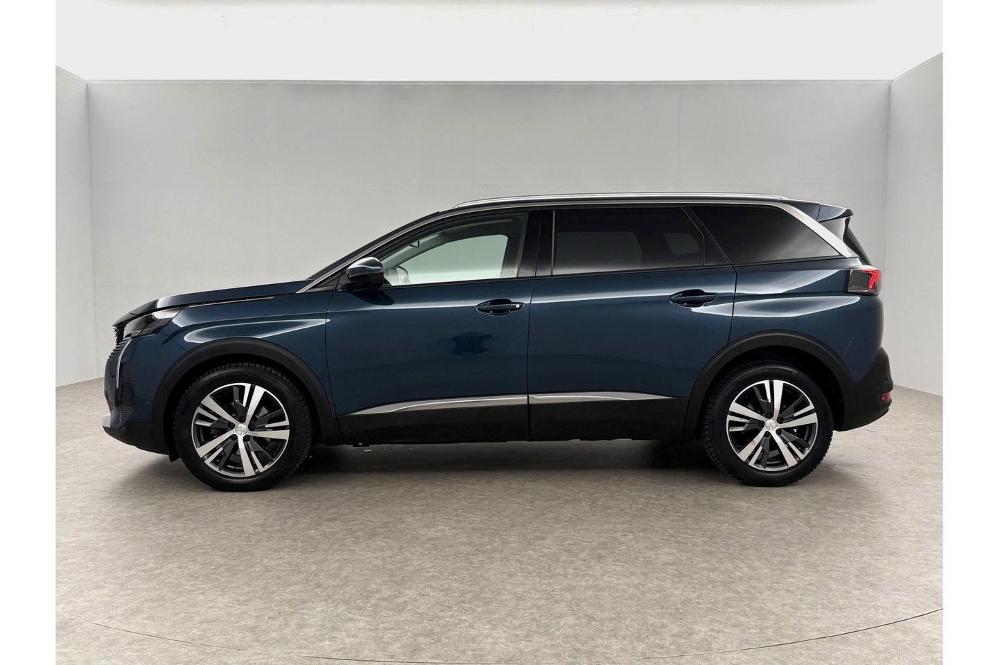 Peugeot 5008 1.2 PureTech Allure Pack | 7 Persoons | LED Trekhaak Sfeer Virtual 360Camera Carplay Clima Cruise Navi PDC 18''LMV