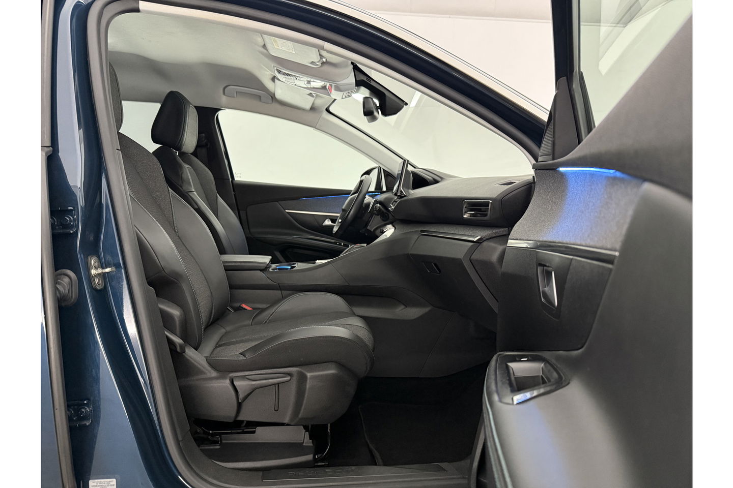 Peugeot 5008 1.2 PureTech Allure Pack | 7 Persoons | LED Trekhaak Sfeer Virtual 360Camera Carplay Clima Cruise Navi PDC 18''LMV