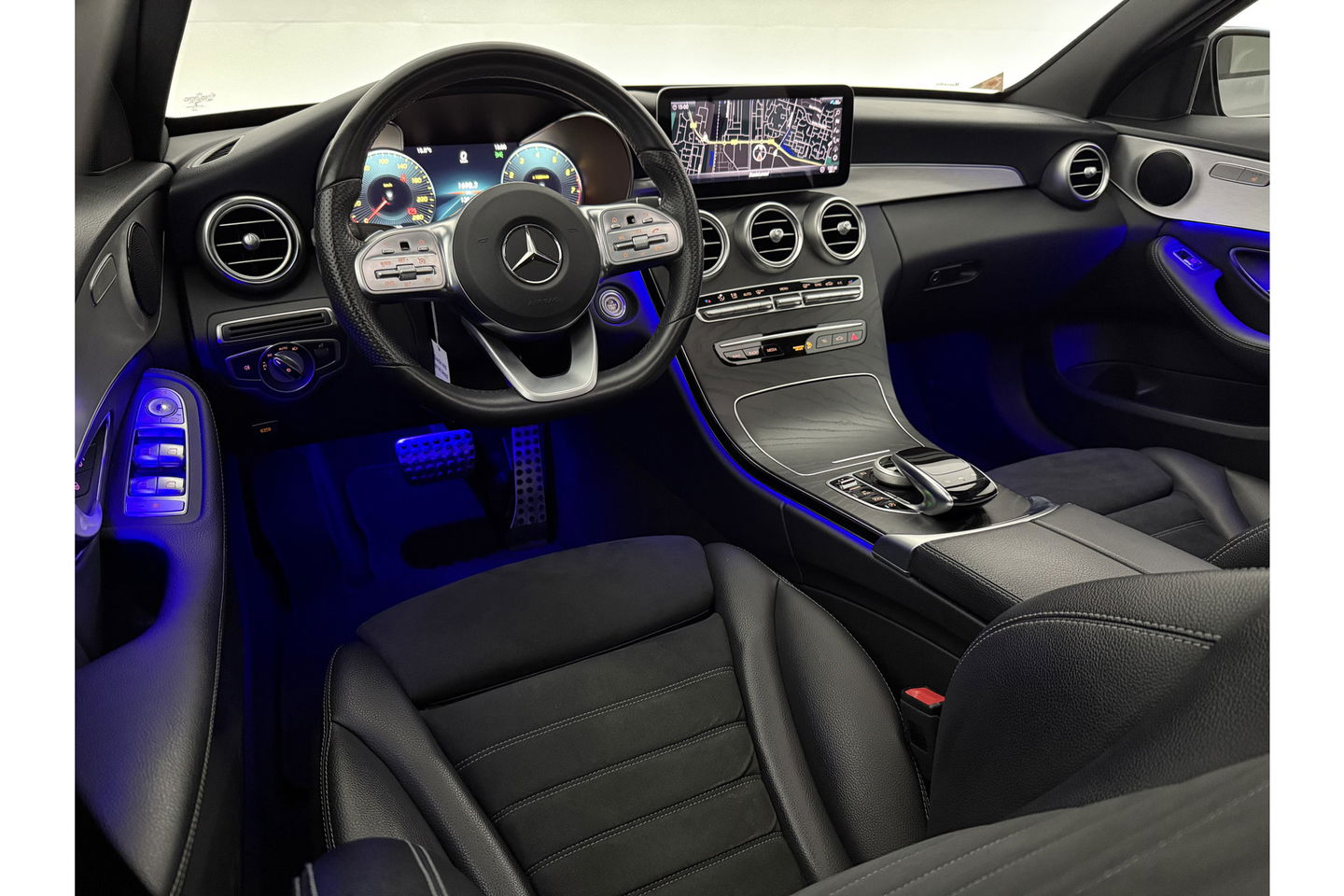 Mercedes-Benz C-Klasse 180 AMG 157PK Pano Sfeerverl. Virtual LED 18"LMV Clima Cruise Camera Carplay Navi PDC