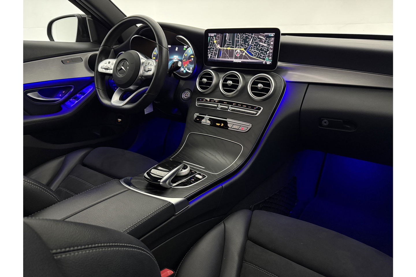 Mercedes-Benz C-Klasse 180 AMG 157PK Pano Sfeerverl. Virtual LED 18"LMV Clima Cruise Camera Carplay Navi PDC