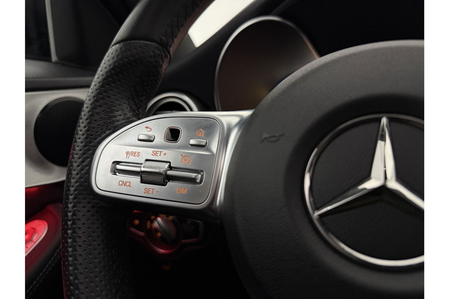 Mercedes-Benz C-Klasse 180 AMG 157PK Pano Sfeerverl. Virtual LED 18"LMV Clima Cruise Camera Carplay Navi PDC