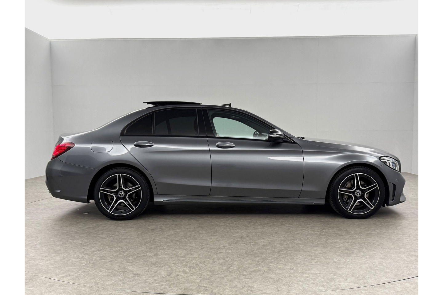 Mercedes-Benz C-Klasse 180 AMG 157PK Pano Sfeerverl. Virtual LED 18"LMV Clima Cruise Camera Carplay Navi PDC