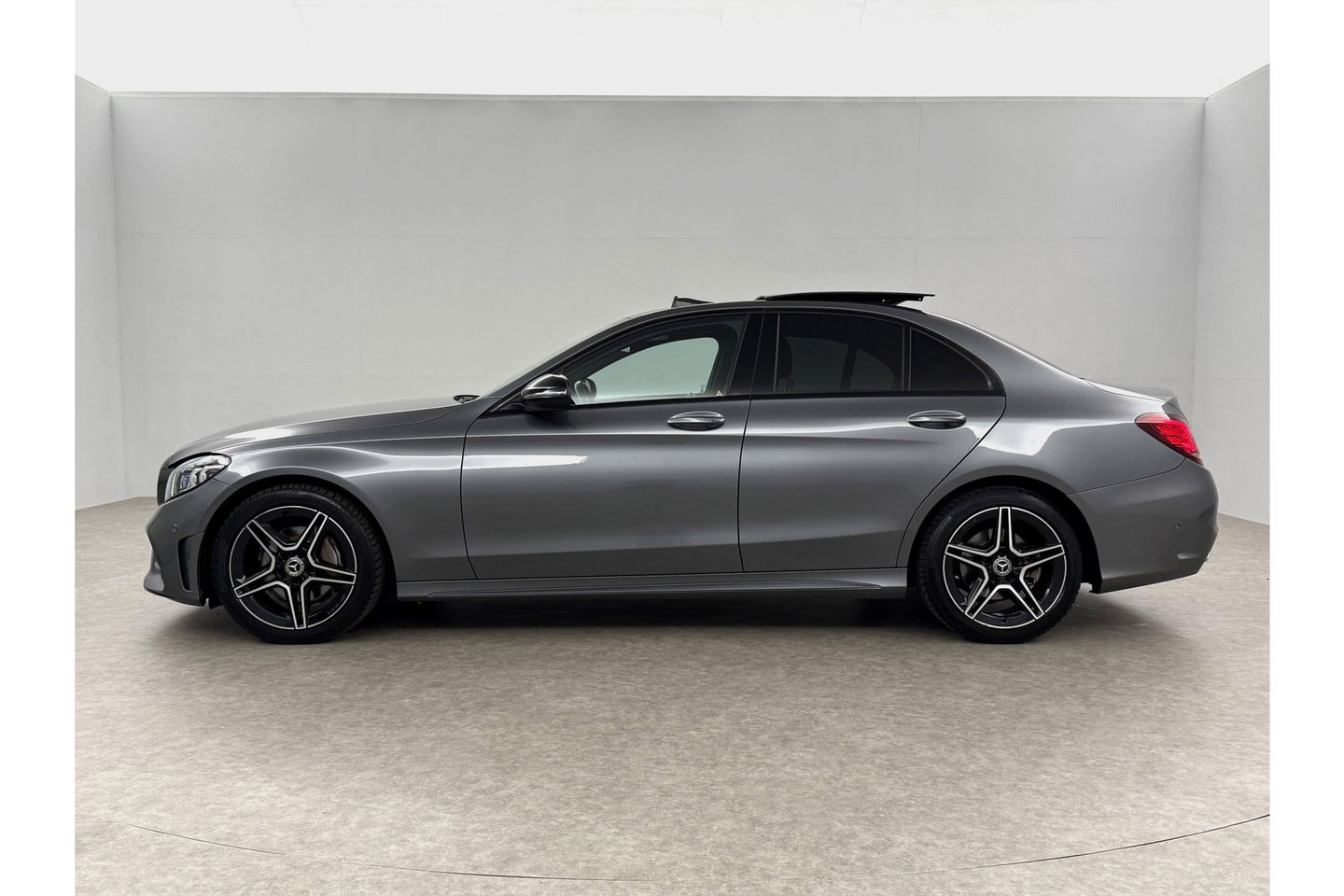 Mercedes-Benz C-Klasse 180 AMG 157PK Pano Sfeerverl. Virtual LED 18"LMV Clima Cruise Camera Carplay Navi PDC