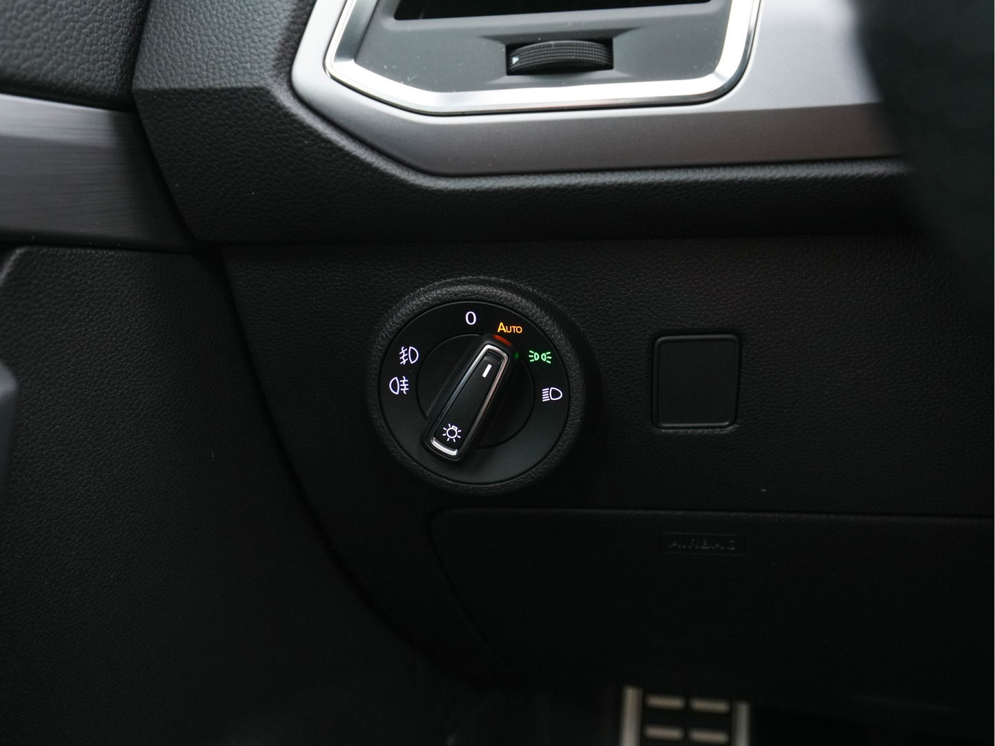 SEAT Ateca 1.5 TSI FR Business Intense *PANO | LEATHER-MICROFIBRE | FULL-LED | MEMORY-PACK | TOP-VIEW | BEATS-AUDIO | DIGI-COCKPIT | NAVI-FULLMAP | SPORT-SEATS | DAB+ | KEYLESS | CARPLAY | ECC | HEATED-SEATS | PDC | 18''ALU*