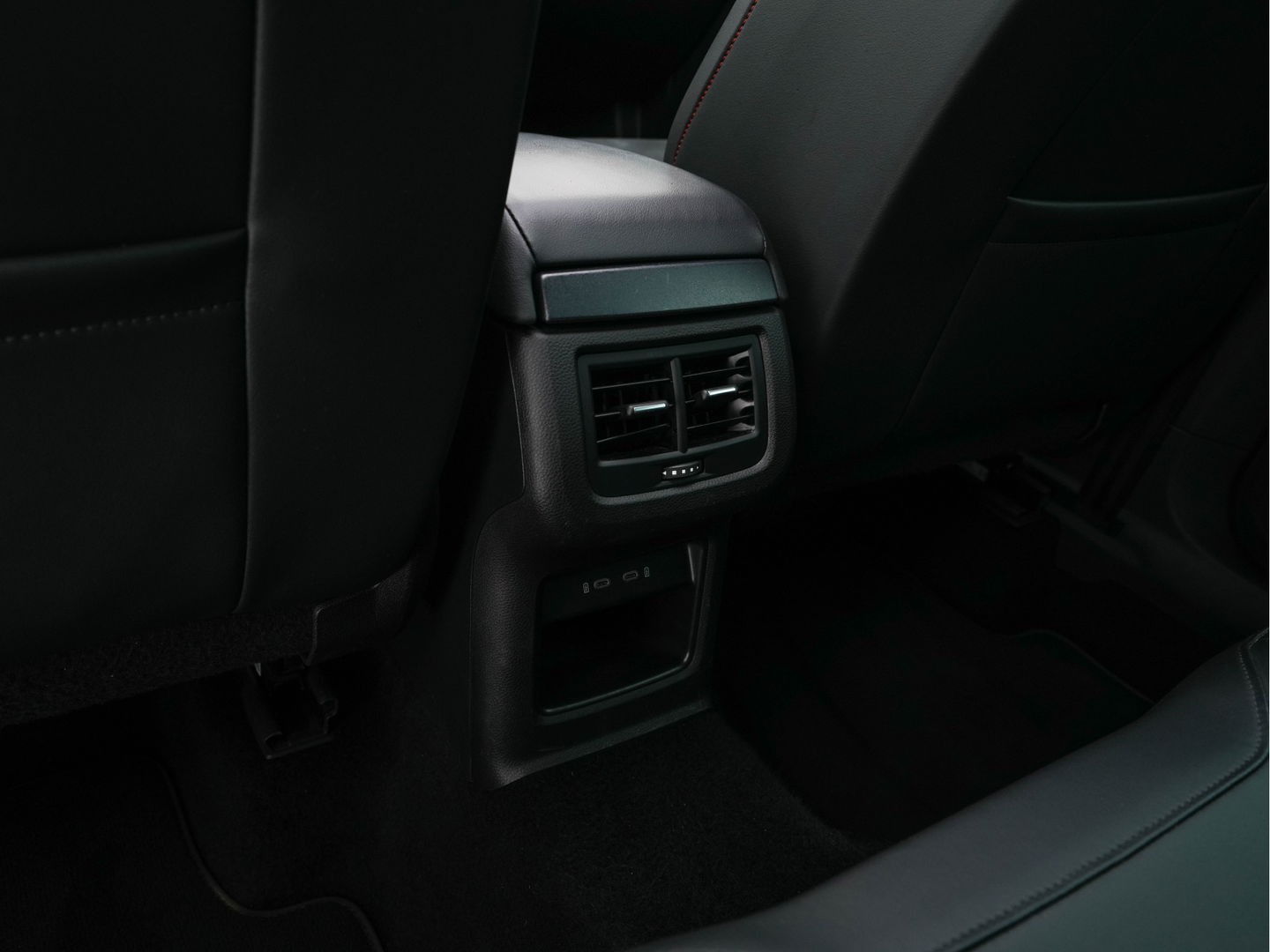 SEAT Ateca 1.5 TSI FR Business Intense *PANO | LEATHER-MICROFIBRE | FULL-LED | MEMORY-PACK | TOP-VIEW | BEATS-AUDIO | DIGI-COCKPIT | NAVI-FULLMAP | SPORT-SEATS | DAB+ | KEYLESS | CARPLAY | ECC | HEATED-SEATS | PDC | 18''ALU*