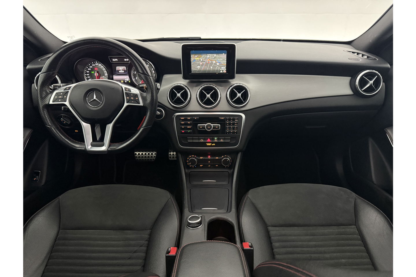 Mercedes-Benz GLA 200 AMG 157PK Pano LED Airco Cruise Navi PDC 19''LMV