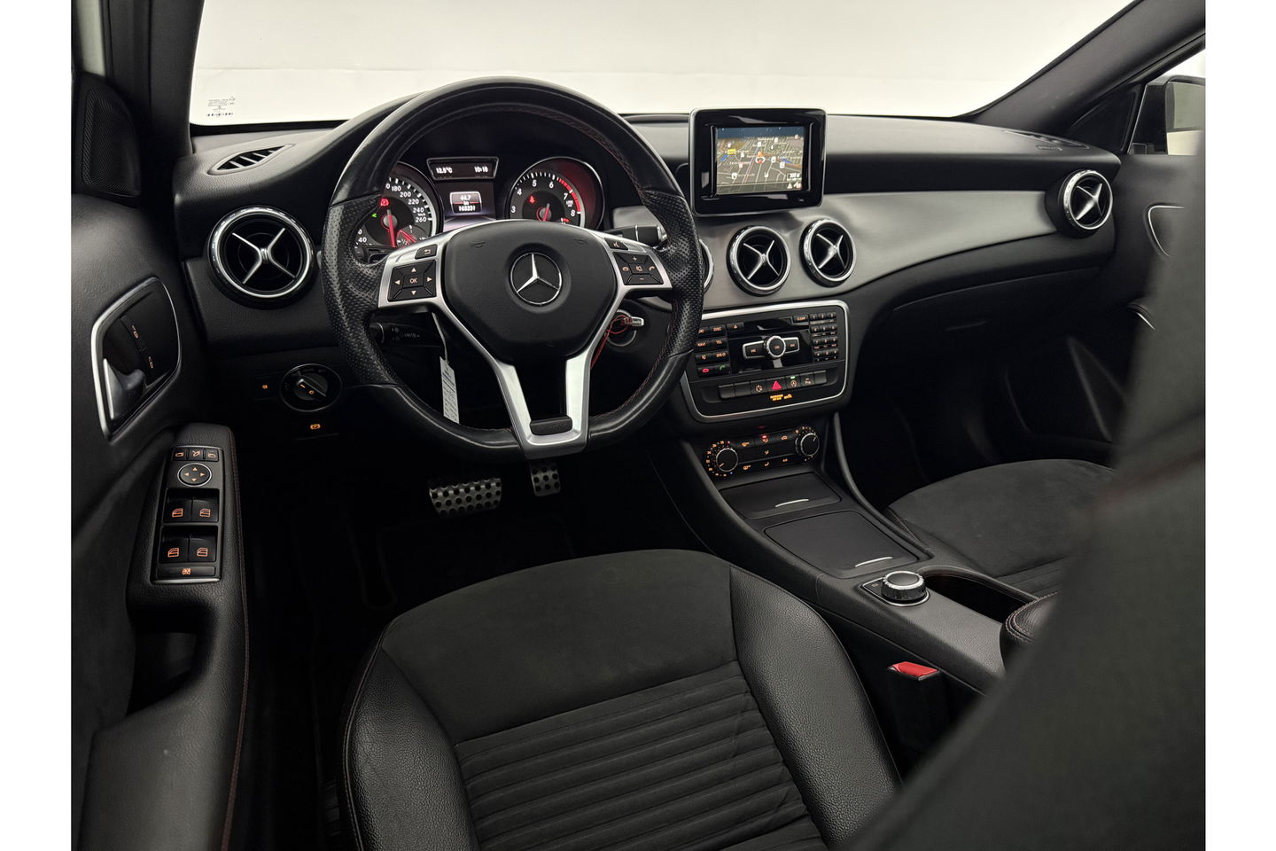 Mercedes-Benz GLA 200 AMG 157PK Pano LED Airco Cruise Navi PDC 19''LMV