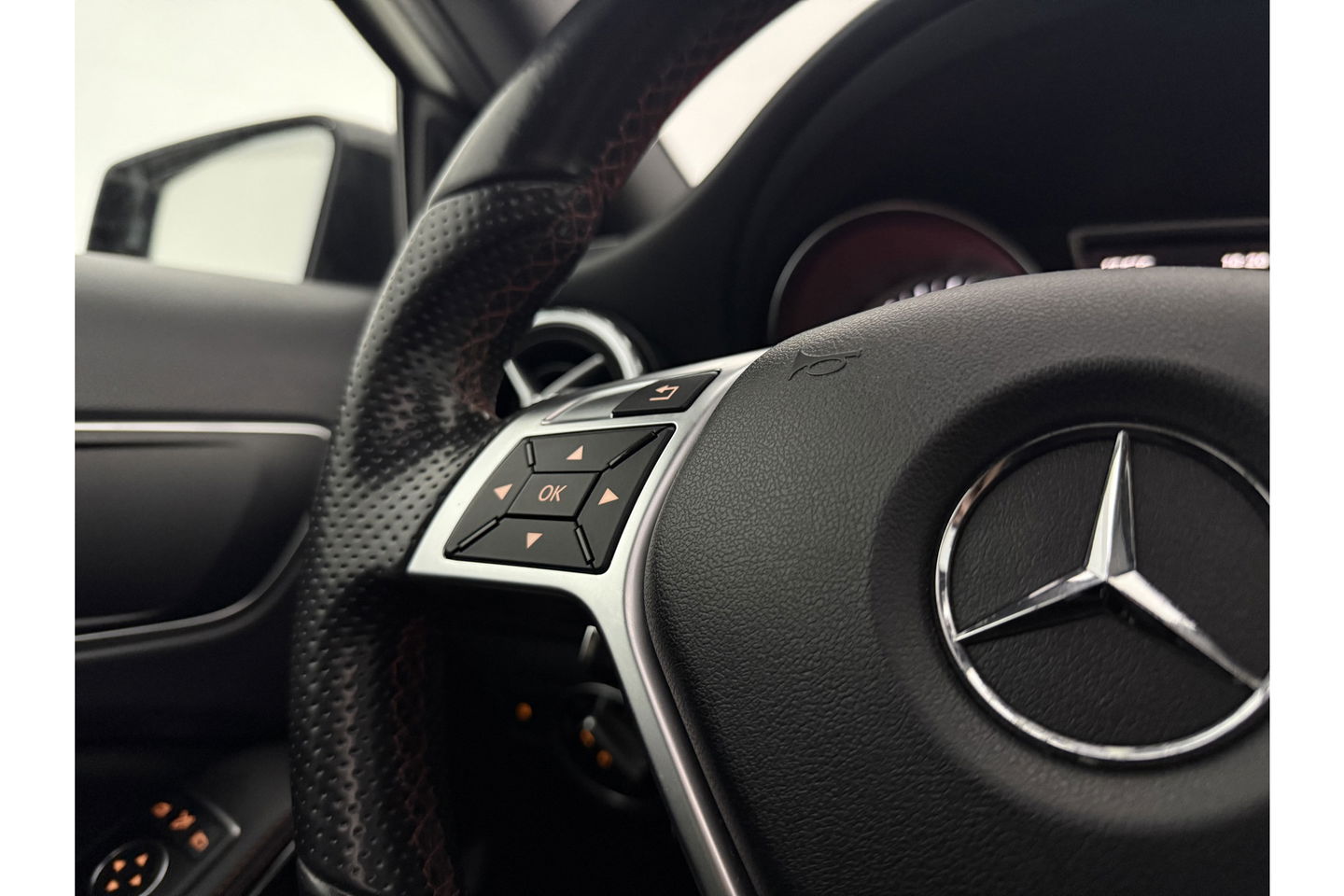 Mercedes-Benz GLA 200 AMG 157PK Pano LED Airco Cruise Navi PDC 19''LMV