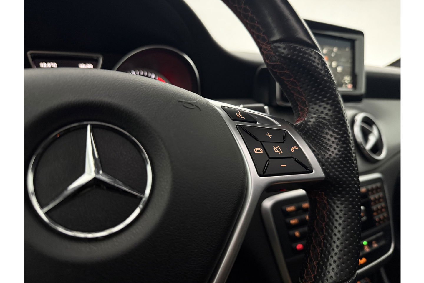 Mercedes-Benz GLA 200 AMG 157PK Pano LED Airco Cruise Navi PDC 19''LMV