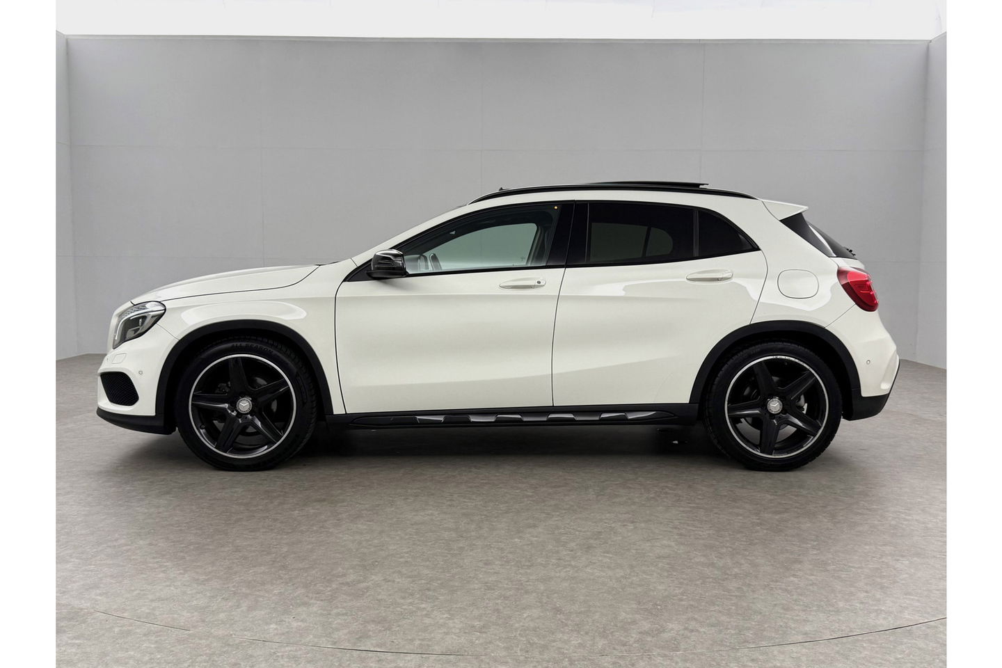 Mercedes-Benz GLA 200 AMG 157PK Pano LED Airco Cruise Navi PDC 19''LMV
