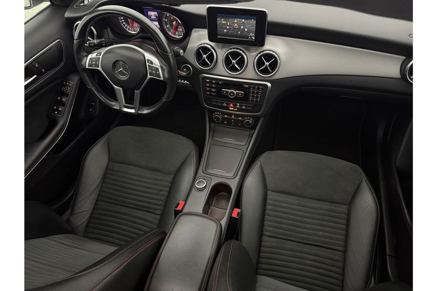 Mercedes-Benz GLA 200 AMG 157PK Pano LED Airco Cruise Navi PDC 19''LMV