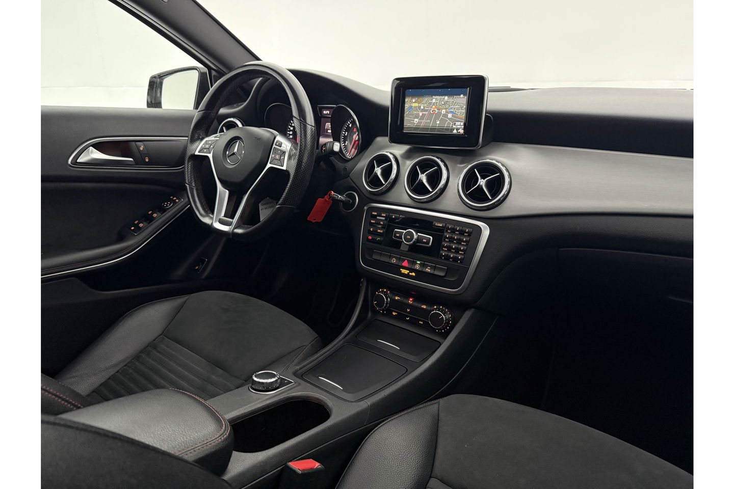 Mercedes-Benz GLA 200 AMG 157PK Pano LED Airco Cruise Navi PDC 19''LMV