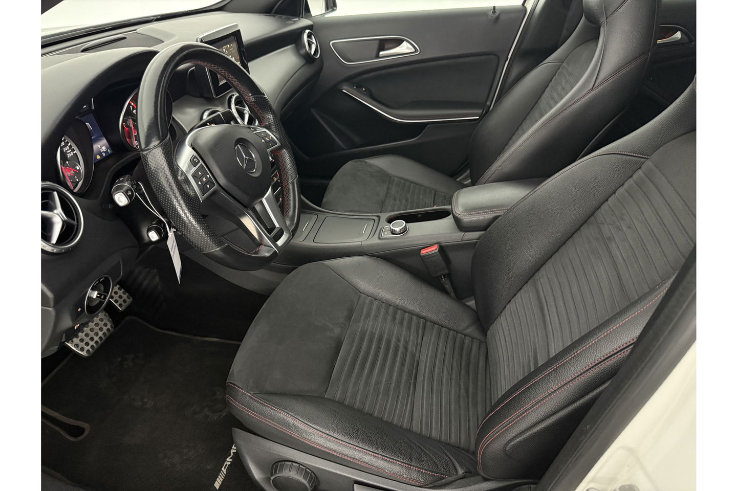 Mercedes-Benz GLA 200 AMG 157PK Pano LED Airco Cruise Navi PDC 19''LMV