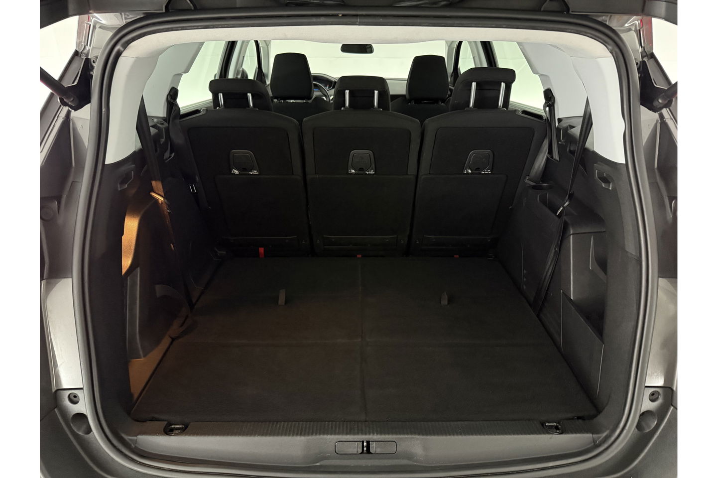 Peugeot 5008 1.2 PureTech 7 Persoons LED Virtual Trekhaak Carplay Clima Cruise Navi PDC 17''LMV