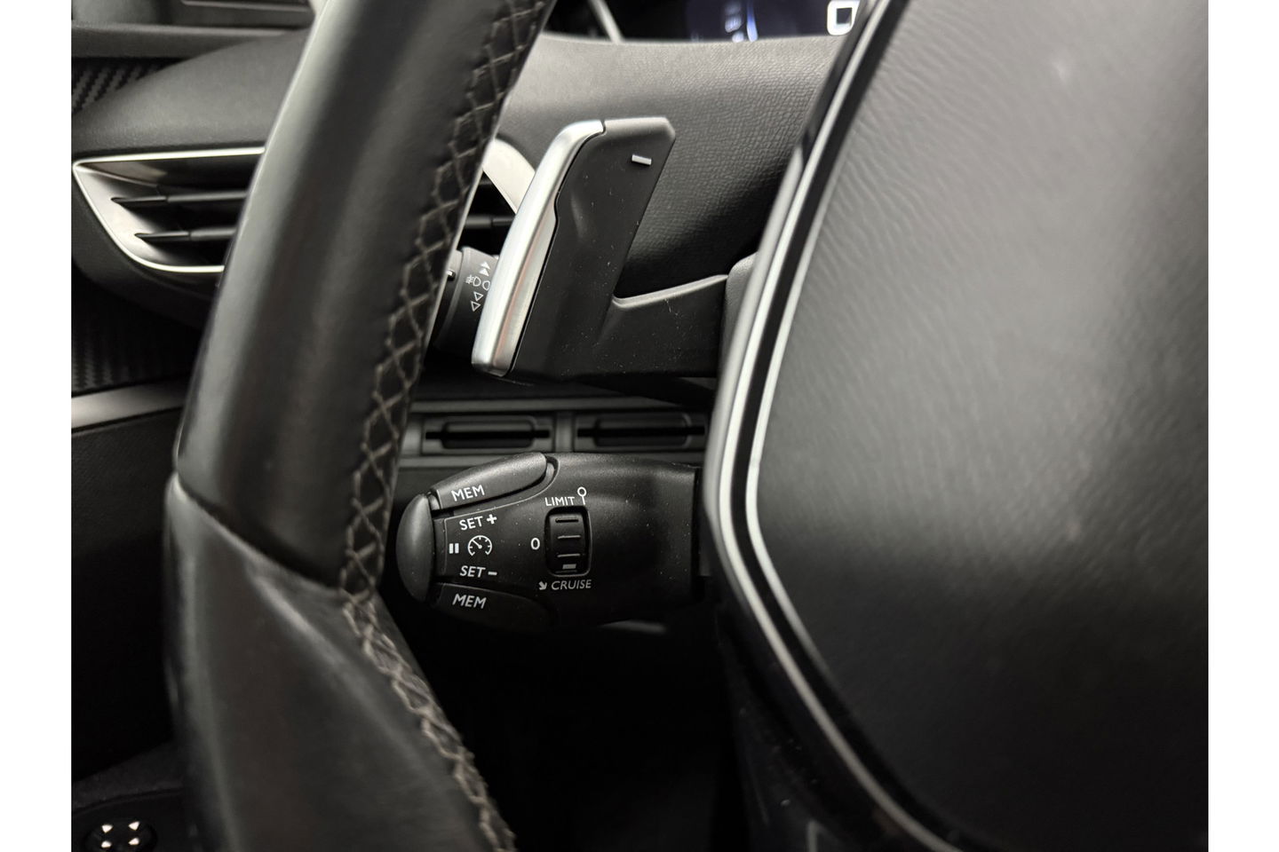 Peugeot 5008 1.2 PureTech 7 Persoons LED Virtual Trekhaak Carplay Clima Cruise Navi PDC 17''LMV