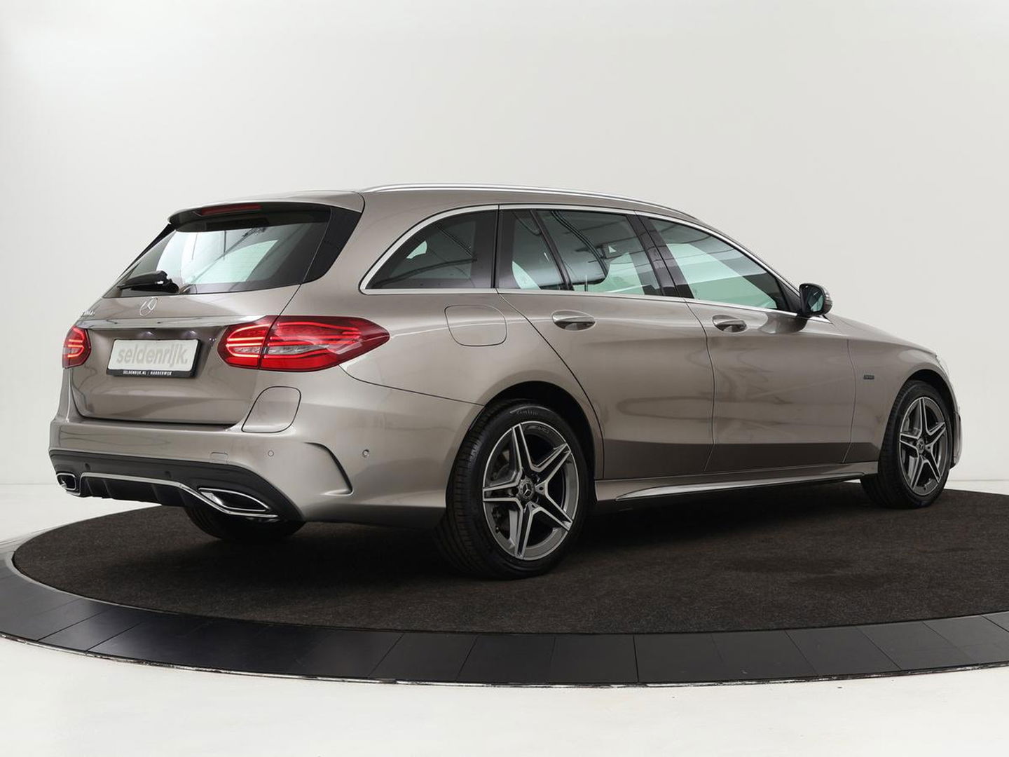 Mercedes-Benz C-Klasse 300de AMG | Head-Up | Adaptive cruise | Stoelverwarming | Carplay | Leder/Alcantara | Memory | Sfeerverlichting | Keyless | Navigatie