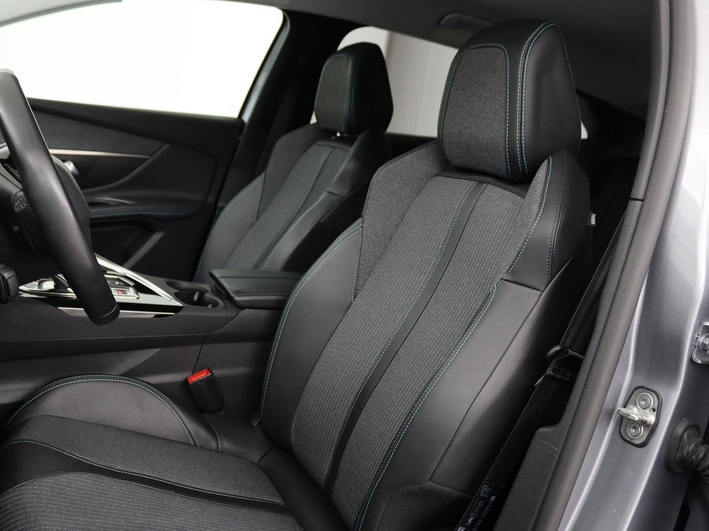 Peugeot 3008 1.5 BlueHDi Allure Pack Business | Trekhaak | LED | Camera | Apple Carplay | Navigatie | Dodehoek Detectie | Cruise Control | LMV