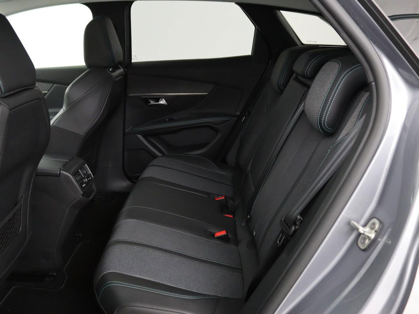 Peugeot 3008 1.5 BlueHDi Allure Pack Business | Trekhaak | LED | Camera | Apple Carplay | Navigatie | Dodehoek Detectie | Cruise Control | LMV