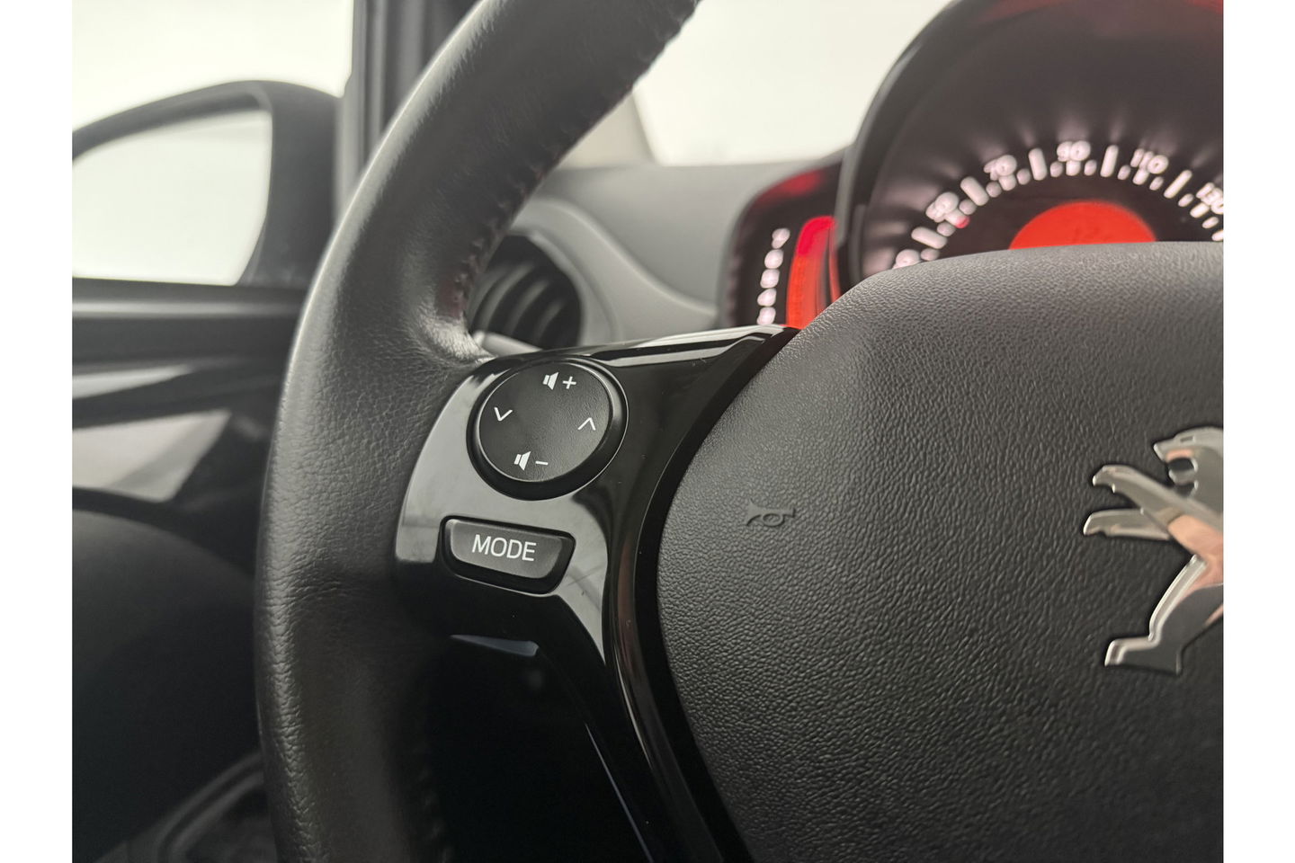 Peugeot 108 1.0 e-VTi Camera LED Clima Cruise Navigatie 15"LMV