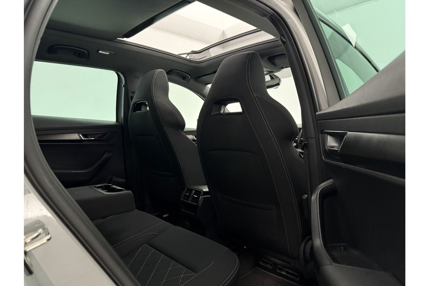 Škoda Karoq 1.5 TSI 150PK DSG Pano LED Sfeer Trekhaak Virtual Canton-Audio Camera Carplay Cruise Clima Navi 19"LMV