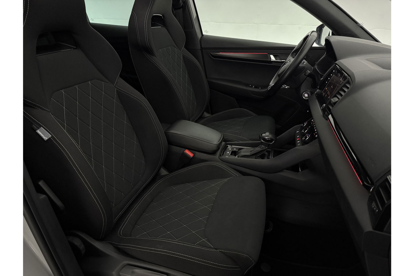 Škoda Karoq 1.5 TSI 150PK DSG Pano LED Sfeer Trekhaak Virtual Canton-Audio Camera Carplay Cruise Clima Navi 19"LMV