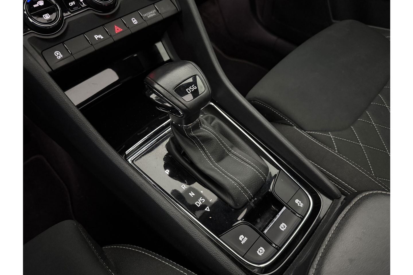 Škoda Karoq 1.5 TSI 150PK DSG Pano LED Sfeer Trekhaak Virtual Canton-Audio Camera Carplay Cruise Clima Navi 19"LMV