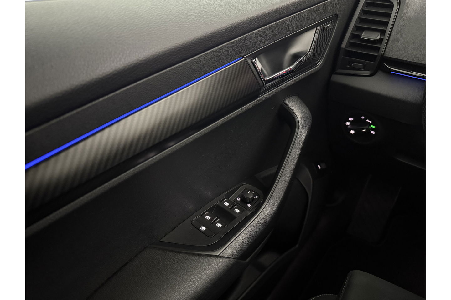 Škoda Karoq 1.5 TSI 150PK DSG Pano LED Sfeer Trekhaak Virtual Canton-Audio Camera Carplay Cruise Clima Navi 19"LMV